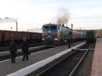 Eine reich qualmende “Halbe Doppellok“ 2TE10U – 282 (2TЗ10y – 0282) fahrt mit ein “TsarenGold“-Zug auf Bahnhof Naoesjki