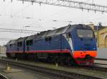 Die russische Doppellok  2T325K-0007  steht am warmen aber trüben 28.05.2015 um 12:03 Uhr im Bahnhof Gomel in Weißrussland.