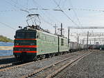 WL10-1673 (ВЛ10-1673) mit einem Güterzug bei der Einfahrt in den Bahnhof von Barabinsk  am 13.
