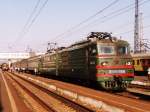 VL10-889 (ВЛ10-889) mit Zug 263E Perm 2-Simferopol Pass (Пермь 2-Симферополь Пасс) auf Bahnhof Vladimir Pass (Владимир Пасс) am 31-08-2004. Bild und scan: Date Jan de Vries.