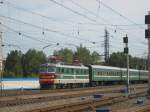 CHS2-027 beim Eisenbahnmuseum Nowosibirsk mit einem Fernverkehrszug (nicht Transsib) am 30.07.2008