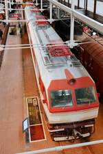 Blick auf die Hochgeschwindigkeits-Passagier-Elok ЧС200-002, Baujahr 1975, im Russischen Eisenbahnmuseum in St.