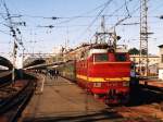 ChS2t-1022 (ЧC2T-1022) mit Zug 159 “Aurora Express” St Petersburg Moskovski-Moskva Leningradski auf Bahnhof St Petersburg-Moskovski