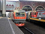 CHs2k -816 steht auf Gleis 1 im Kasaner Bahnhof in Moskau am 10.