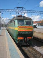 ChS7-056 in Moskau im Jaroslawler Bahnhof kurz bevor sie vor den Zug nach Novosibirsk gespannt wird.