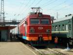 Die Elektrolokomotive EP1-216 mit dem Zug Saratow-Berlin auf Station Saratow-I, 22.08.2007.