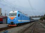 Die Elektrolokomotive EP1M-508 mit dem internationalen Personenzug Almatys-Moskaus an der Station Saratow, 26.07.2008