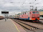 EP2K-231 mit einem Postzug im Bahnhof von Krasnojarsk am 14.