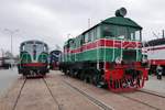 Manche Loks sind so frisch renoviert, dass sie noch keine Beschriftung haben. Hier zwei Rangier-Dieselloks, links ТГМ3-021, rechts ВМЭ1-043 im Russischen Eisenbahnmuseum in St. Petersburg, 4.11.2017