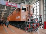 Diesellok Щ ЭЛ-1 (Tsch EL-1, auch bezeichnet als ГЭ-001 (GE-001)), gebaut 1924, im Russischen Eisenbahnmuseum in St. Petersburg, 4.11.2017 Dies ist die erste von Russland gebaute Diesellok, konstruiert von Jakow Gakkel. Sie hat die exotische Achsfolge (1’Co)Do’(Co1’).