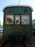 Ein alter Personenwagen im Eisenbahnmuseum von Moskau Anfang Mai 2016