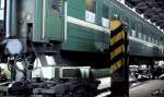 Blick in die Umspurungshalle im Brest/Sowjetunion (zum Zeitpunkt der Aufnahme, heute Weißrussland): Gerade ist ein Schlafwagen des Ost-West-Express Moskau-Paris angehoben worden, die auf dem Bild