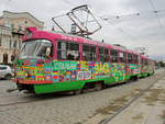 Recht bunte Straßenbahn auf der Linie 15 in Jekaterinburg am 12.