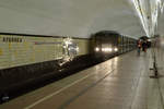 Ein Zug fährt in die Metrostation Lubyanka ein.