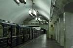 Ein Zug der Moskauer Metro hlt in der Station Kurskaya.