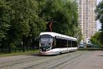 14.08.2017, Moskau (Москва), Straßenbahn des Typs 71-931М #31057 auf der Linie 25 erreicht die Endhaltestelle Ostankino