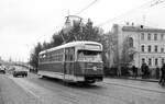 Moskau Tram__T2SU Nr.406 auf Linie 3 kommt von der Brücke über die Moskva und überquert nun den Moskva-Kanal.__10_1977