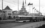 Moskau Tram__MTW-82A Nr.1241 und T3SU 1883 vor dem Kasaner Bahnhof.__10_1977