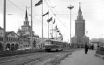 Moskau Tram__T3SU 658 am 'Platz der 3 Bahnhöfe' vor dem Kasaner Bahnhof.