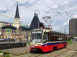 Russland: Straßenbahn / Tram Moskau: Ust-Katawer Waggonbaufabrik (UKWS) 71-619 (КТМ-19) der Straßenbahn Moskau, aufgenommen im Juli 2015 im Stadtgebiet von Moskau.