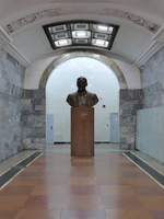 Am südlichen Ende der Metro-Station  Kirowski Sawod  steht die Büste einer sehr bekannten Persönlichkeit.