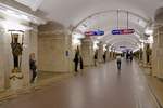 Prächtige Ornamente auch unter der Decke: Die Bahnsteighalle der Station  Puschkinskaja  der Metro der Linie 1 in St.