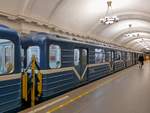 Am Bahnsteig der Station  Puschkinskaja  der Metro der Linie 1 in St. Petersburg, 16.09.2017 