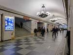 Die Bahnsteighalle der Station  Wladimirskaja  der Metro der Linie 1 in St. Petersburg, 16.09.2017 