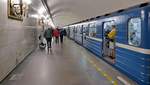 Eine U-Bahn in der Station  Wladimirskaja  der Metro der Linie 1 in St. Petersburg, 16.09.2017 