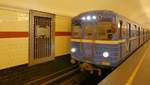 Einfahrende U-Bahn in der Station  Tschernyschewskaja  der Metro der Linie 1 in St. Petersburg, 16.09.2017