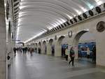 Der Bahnsteig der Station  Technologisches Institut 1  der Metro St. Petersburg, 16.09.2017 

Dies ist eine Doppelstation zum Umsteigen zwischen den Linien 1 und 2, wobei die Züge beider Linien einer Richtung parallel in einer Station halten.