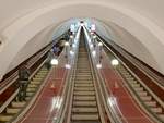 Mit etwas über 320 Stufen relativ kurz sind die Rolltreppen, die aus der Station  Technologisches Institut 1  der Metro in St.