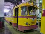 Ein rollendes Laboratorium (лаборатория) ist der Triebwagen #5733 im Museum für Elektrotransport in St. Petersburg, 22.10.2017
In dem umgebauten Triebwagen vom Typ LM-57 befinden sich diverse Messeinrichtungen und eine erhöhte Kanzel in der Wagenmitte.
