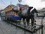 Eine Denkmal für die Pferdestraßenbahn steht vor der Metro-Station Wassileostrowskaja (Василеостровская) in St. Petersburg, 22.10.2017 