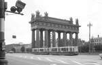 Leningrad Tram__Zweifarbiger LM-68-Zug auf Linie 43 neben dem 'Moskauer Triumphtor' von 1838 in Leningrad.