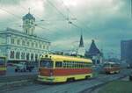 Moskau_10-1977_MTW82-A_[2322] vor den 3 Bahnhöfen