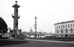 Leningrad Tram__LM-57 mit einer der beiden Rostra-Säulen am Newa-Ufer bei der Alten Börse.__10-1977