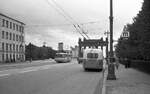 Leningrad Tram__LM-57 und Trolley-Bus an seiner Haltestelle.__10-1977