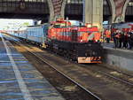 Diesellokomotive/ Rangierlokomotive ТЭМ-ТМХ 004  fährt mit einem Sonderzug in den  Kasaner Bahnhof in Moskau am 10 September 2017 ein.