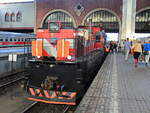 Rangierlokomotive ТЭМ-ТМХ 004  steht vor einem Sonderzug zzur fahrt auf der Strecke derr Transsibirischen Eisenbahn in dem  Kasaner Bahnhof in Moskau am 10