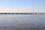 Auf der Brücke bei Chabarowsk  überquert ein Güterzug den Fluss Amur  am 22.