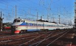 Der Schnellfahrtriebzug ER 200 fährt im Juni 1990 im Moskauer Bahnhof in Leningrad ein.