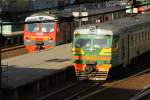 ЭД2Т-0010 am 13.03.015 in Moskau Odintsovo am Bahnsteig zusammen mit ЗД4М-0043