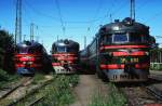 Die im Vorortverkehr eingesetzten Triebwagen ER2 555, ER1 244 und ER2 692 im Depot in Leningrad (Juni 1990)