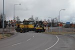 TKA 7 181 (99 74 9491 181-8) am 01.06.2015 auf dem Bahnübergang neben dem neuen Bahnhof von Kiruna und fuhr gen Abszellgleis.