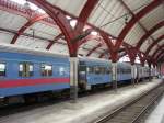 Ein IC aus Stockholm im Bahnhof Malm am 10.07.2007 um 14.40 Uhr. Die Reisezugwagen scheinen genau auf die Farben und Jugendstilarchitektur der Bahnhofshalle abgestimmt zu sein.