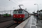 SSRT Rc6 1329 stand am 31.05.2015 bei Regen mit dem IC 93 (Narvik - Boden C) im neuen Bahnhof von Kiruna und wird in kürze sich an die andere Seite des Zwei-Wagenzuges setzten um an ihr Ziel zu