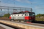 Am Abend des 02.06.2015 rangierte SSRT Rc6 1333 im Bahnhof Boden C, um die SJ Rc6 1400 vor dem Natttåget 93 (Narvik - Stockholm C) Vorspann zu leisten.