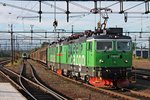 Nachdem GC Rd2 1068 und GC Rd2 1102 am Abend des 02.06.2015 ihren Zug im Bahnhof von Boden C zusammen gestellt haben, standen sie Abfahrbereit auf einem Gütergleis.