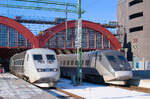 19. Februar 2026: X2-Triebzug 2027 hat sich im Hauptbahnhof von Malmö aufgestellt und wartet auf Ausfahrt als Zug 534 nach Stockholm. Kurz vorher traf der rechts daneben stehende Triebzug 2015 mit Zugleistung 521 aus der schwedischen Hauptstadt ein.